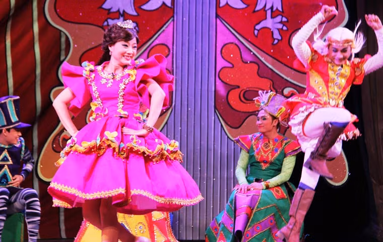 Câu chuyện nói về sự bướng bỉnh của nàng công chúa đang sống hạnh phúc bỗng chốc bị thất lạc người thân. Người anh trai công chúa phải đối đầu với phù thuỷ, thần bóng đêm, dì ghẻ... để giải cứu cho em.