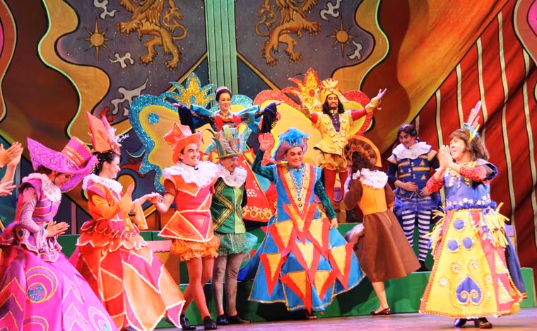 Sân khấu và khán phòng nhà hát Bến Thành đã biến thành vương quốc cổ tích với đầy đủ ông vua, hoàng hậu, hoàng tử, công chúa, các vị thần, muôn thú... và đặc biệt không thể thiếu những nhân vật đại diện cho "cái ác": Phù thuỷ, bà dì ghẻ...