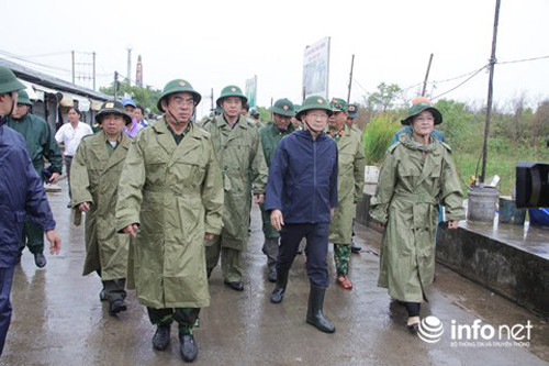 Phó Thủ tướng Trịnh Đình Dũng đến kiểm tra, chỉ đạo công tác phòng chống và ứng phó với bão số 16 tại tỉnh Bạc Liêu. Ảnh Sỹ Đồng/Infonet.