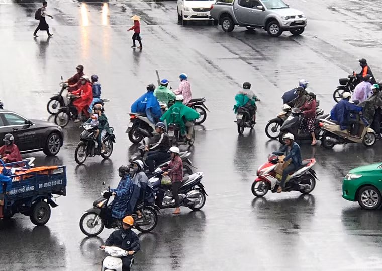 Cuộc sống, sinh hoạt của người dân TP lớn nhất nước bị đảo lộn trước cơn bão lạ kỳ.