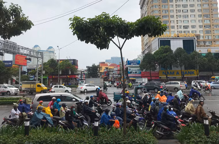 Giữa trưa nay (25/12), khi vị trí tâm bão số 16 (bão Tembin) cách Côn Đảo khoảng 270km về phía Đông thì hầu hết các tỉnh Nam Bộ thời tiết chuyển xấu, nhiều nơi mưa lớn kèm theo giông gió mạnh.