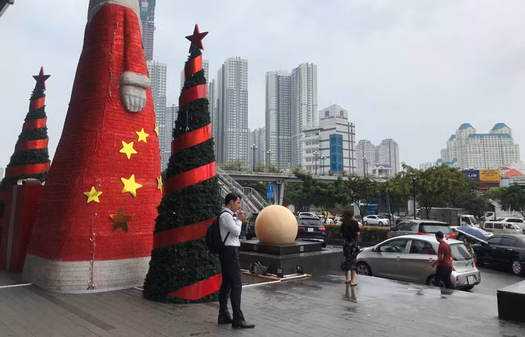 "Lần đầu tiên người dân TP.HCM đón lễ Giáng sinh trong mưa bão. Từ những thông tin cảnh báo bão của chính quyền, hầu hết người dân đang khẩn trương để đối phó với cơn bão được dự báo rất nguy hiểm có khả năng ảnh hưởng đến Sài Gòn và các tỉnh miền Tây Nam Bộ", một người dân chia sẻ.