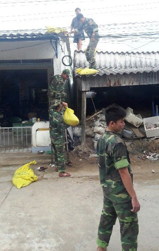 Cán bộ, chiến sĩ Đồn Biên phòng Hòn Chuối giúp dân chằng chống nhà cửa.