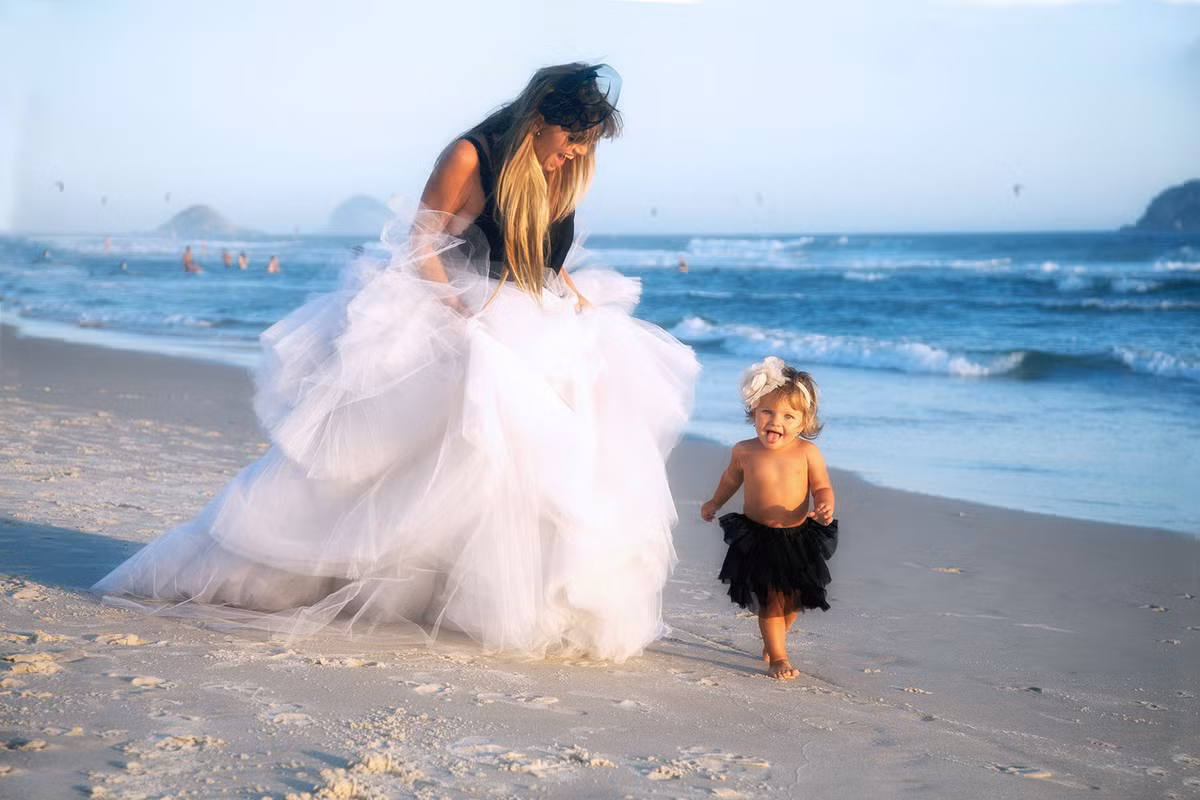 Đùa nghịch hồn nhiên bên bờ biển.