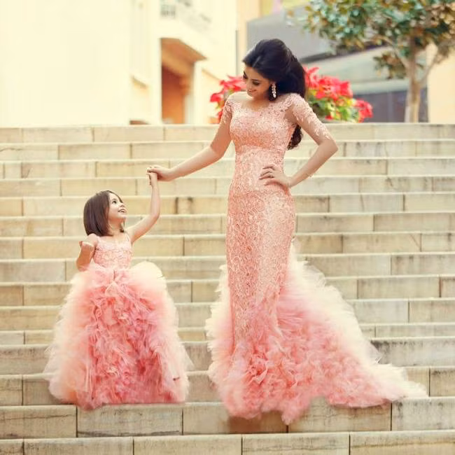 Tan chay voi chum anh me va con gai dien vay cuoi