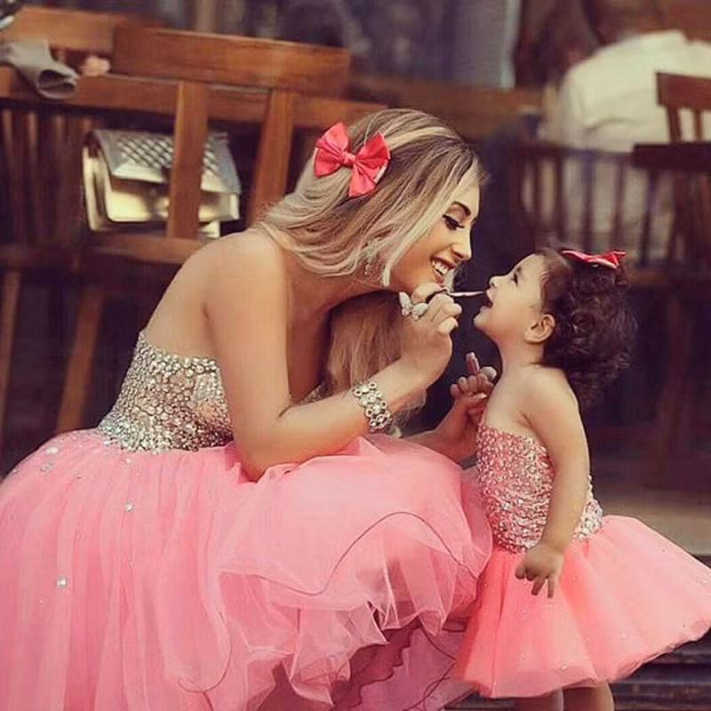 Hai mẹ con cùng làm điệu cho nhau.