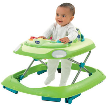 Mặt khác, với xương đang yếu, sụn đầu xương là cơ sở để phát triển xương cũng bị ảnh hưởng khi trẻ ngồi sớm. Các sụn xương bị tì đè sớm, có thể dẫn đến xơ hóa sớm, làm cho xương phát triển chậm lại. Bé không đạt được chiều cao như bình thường. Các sụn có thể bị ảnh hưởng như sụn ở cột sống, sụn ở khớp gối và háng.