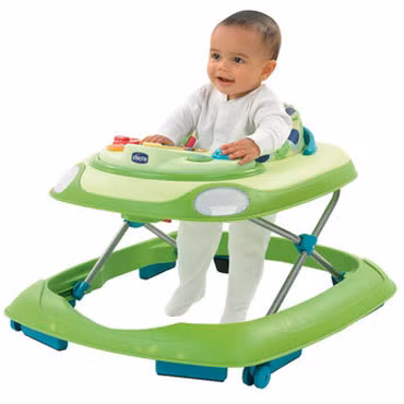 Mặt khác, với xương đang yếu, sụn đầu xương là cơ sở để phát triển xương cũng bị ảnh hưởng khi trẻ ngồi sớm. Các sụn xương bị tì đè sớm, có thể dẫn đến xơ hóa sớm, làm cho xương phát triển chậm lại. Bé không đạt được chiều cao như bình thường. Các sụn có thể bị ảnh hưởng như sụn ở cột sống, sụn ở khớp gối và háng.