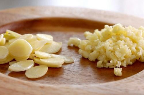 Kháng sinh tự nhiên trong tỏi sẽ đẩy lùi những vi khuẩn gây viêm xoang mũi dị ứng rất nhanh và hiệu quả.