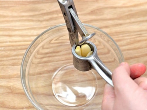 Trong tỏi có chứa chất kháng sinh tự nhiên allicin có tác dụng tiêu diệt các vi-rut gây bệnh, tinh dầu tỏi có nhiều chấy glucogen, aliin, fitonxit giúp sát trùng, chống viêm nhiễm. Bài thuốc từ tỏi dùng để điều trị các bệnh về viêm nhiễm ở ngoài da, các bệnh vể tiêu hóa và hô hấp đem lại hiệu quả bất ngờ.