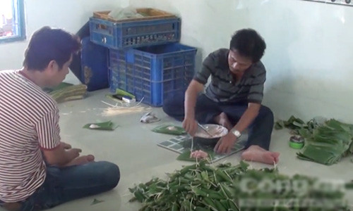 Kinh hoàng bắt tại trận giò chả bị trộn chất gây ung thư Kinh hoang bat tai tran gio cha bi tron chat gay ung thu