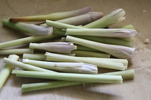 Bạn cùng có thể dùng sả để làm giảm sưng viêm đau cơ và khớp, gút, đau răng và viêm đường tiết niệu.