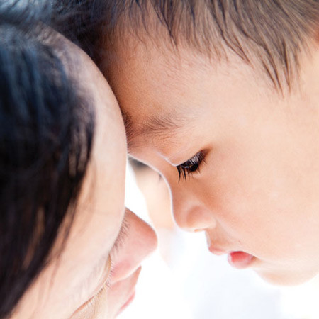 Xuất hiện đốm trắng nhờ trên võng mạc cũng là một trong những dấu hiệu ung thư thường thấy ở trẻ em.