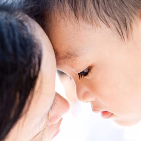 Xuất hiện đốm trắng nhờ trên võng mạc cũng là một trong những dấu hiệu ung thư thường thấy ở trẻ em.