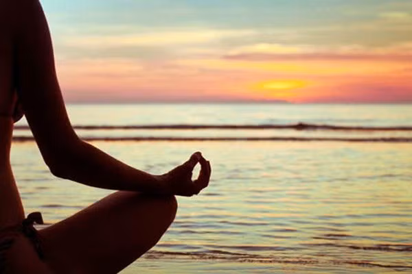 Bên cạnh đó yoga và phương pháp thiền định còn mang lại sự cân bằng cho trí não, làm dịu các cơn căng thẳng thần kinh, đen lại sự bình yên và tích cực cho tâm trí, niềm tin từ bên trong cho người bệnh. Bài tập này còn giúp người bị ung thư làm giảm căng thẳng mệt mỏi.