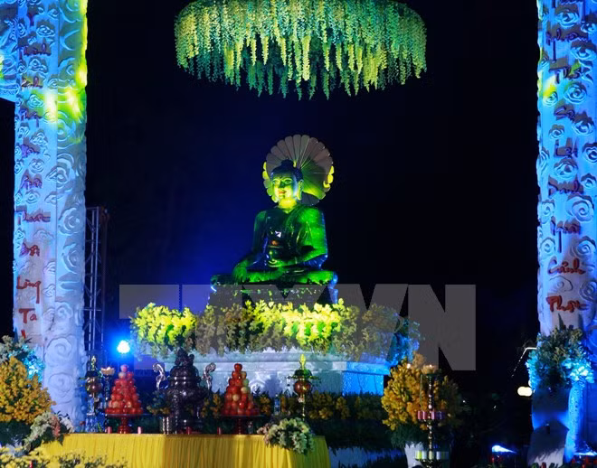 Chiem bai tuong Phat Ngoc Hoa binh the gioi tai Chua Bai Dinh