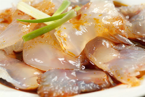 Ngoài ra trong khi chế biến con sứa còn sống bạn cũng có nguy cơ bị dị ứng, rát, bỏng khi chạm vào độc sứa. Để bảo đảm an toàn, phải chế biến sữa thật kỹ, ngâm sứa qua ba lần trong nước muối, phèn cho hết độc… rồi mới sử dụng.