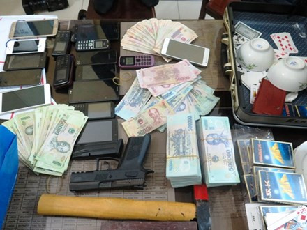 Hon 100 canh sat pha soi bac khung trang bi sung