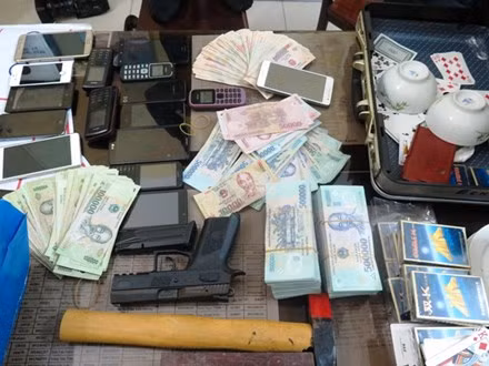 Hon 100 canh sat pha soi bac khung trang bi sung