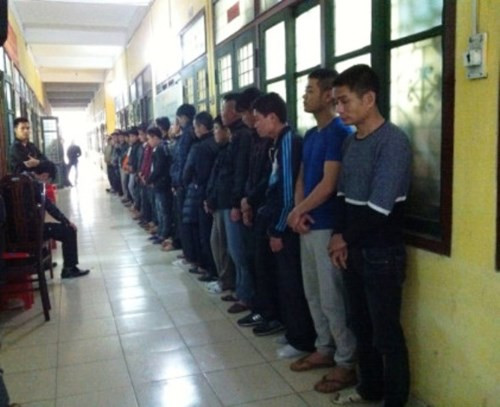 Hon 100 canh sat pha soi bac khung trang bi sung-Hinh-2