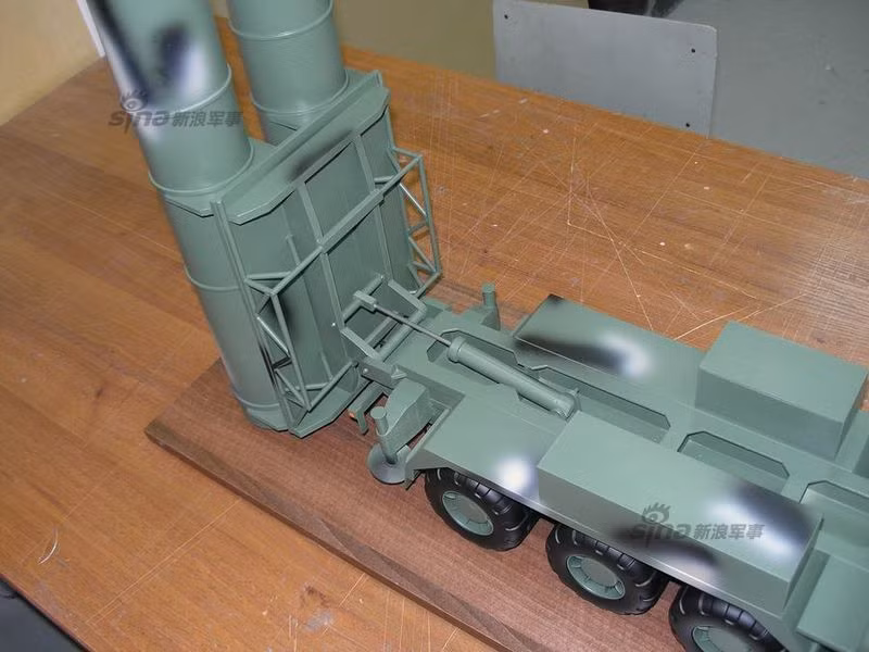 Trên khung gầm lắp đặt bệ phóng với hai ống phóng rất lớn thay vì 4 ống phóng như tổ hợp S-400 và S-300.