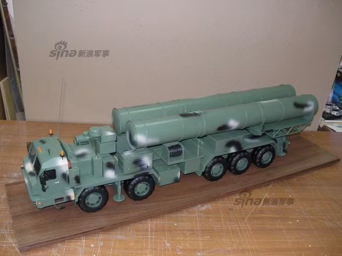 Báo mạng Sina dẫn nguồn từ các trang mạng quân sự Nga loạt ảnh được cho là mô hình tổ hợp tên lửa phòng không S-500 mạnh nhất thế giới, đang được tập đoàn Almaz-Altey phát triển.
