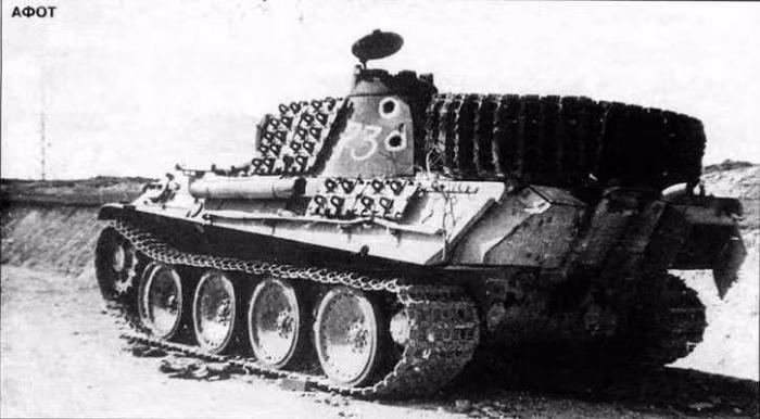 Xe tăng hạng nặng Tiger II mất khả năng chiến đấu” sau khi trúng hai phát đạn xuyên vào hông tháp pháo.