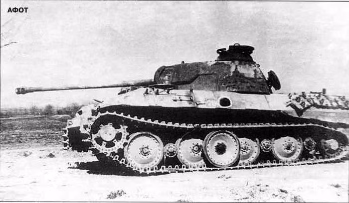Một chiếc Tiger II khác bị trúng một phát vào giữa hông.