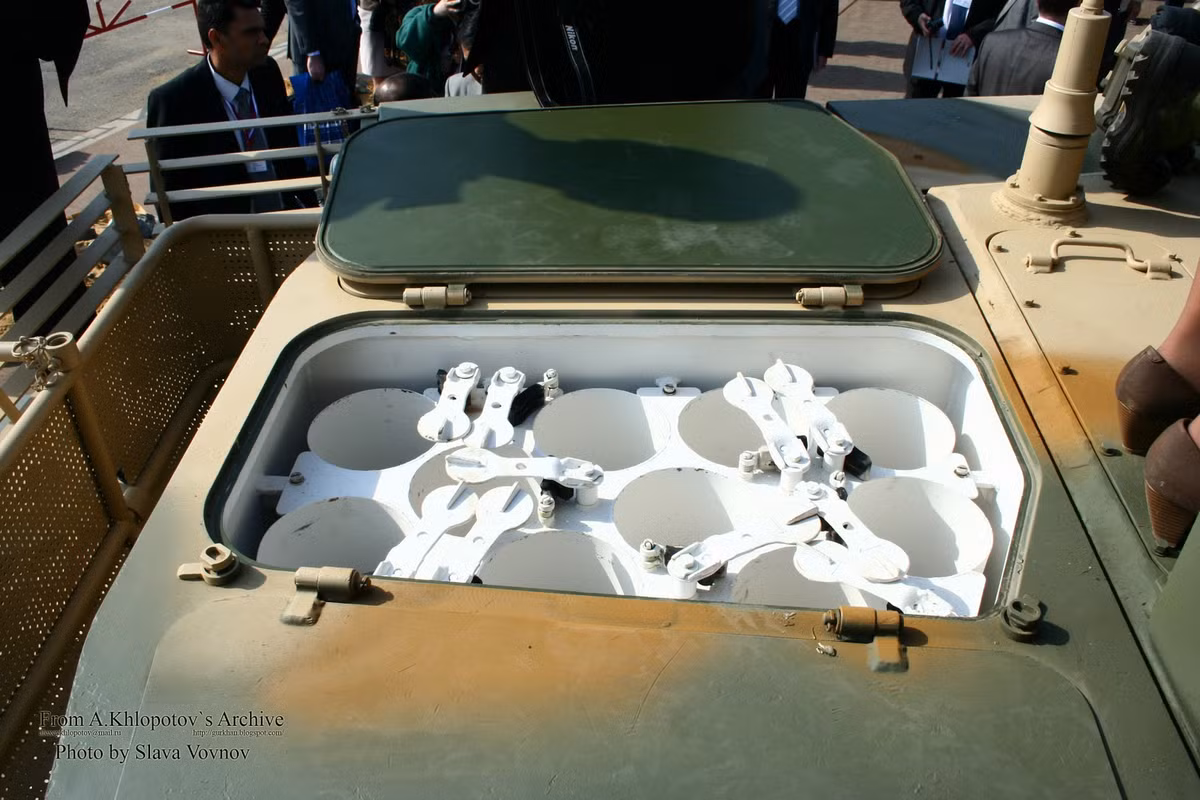 Nhưng trên T-90MS, điều này đã được giải quyết phần nào, nếu không muốn nói là gần như khắc phục hoàn toàn điểm yếu đó. Cụ thể, kho chứa đạn được bọc thép, bố trí phía sau tháp pháo theo kiểu module, giảm tối đa thương vong trong trường hợp đạn pháo bị nổ ở ngăn chứa đạn phụ. Khi đó luồng phóng và mảnh đạn với sức ép cực lớn sẽ hướng ra phía ngoài tháp pháo. Trong trường hợp xấu nhất, hộp đạn phụ bị tấn công sẽ tự rơi ra nhờ thiết kế module, do đó, không ảnh hưởng tới tháp pháo.