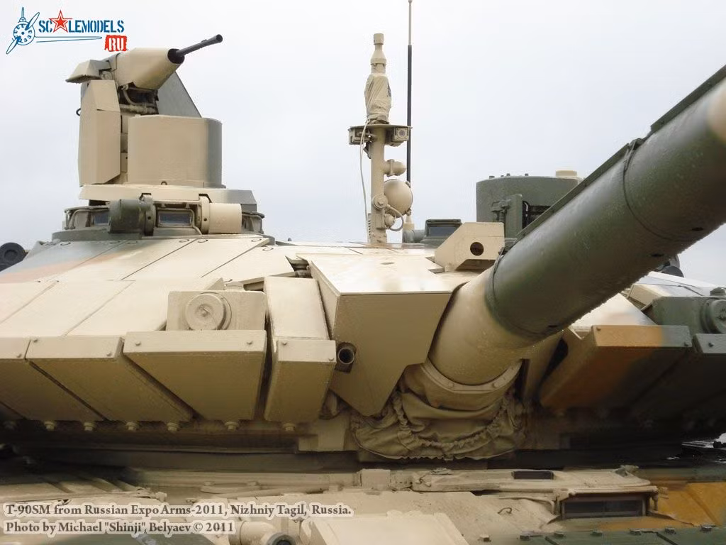Tuy hỏa lực pháo chính của T-90MS với T-90A là tương đồng nhau, nhưng hỏa lực phụ của T-90MS có nhiều ưu điểm tốt hơn. Cụ thể, trên tháp pháo T-90MS trang bị tháp pháo nhỏ điều khiển tự động UDP T05BV-1 RWS lắp trung liên 7,62mm. Xạ thủ sẽ không phải leo ra ngoài để khai hỏa, qua đó đảm bảo khả năng sống sót cao, đặc biệt trong môi trường tác chiến đô thị.
