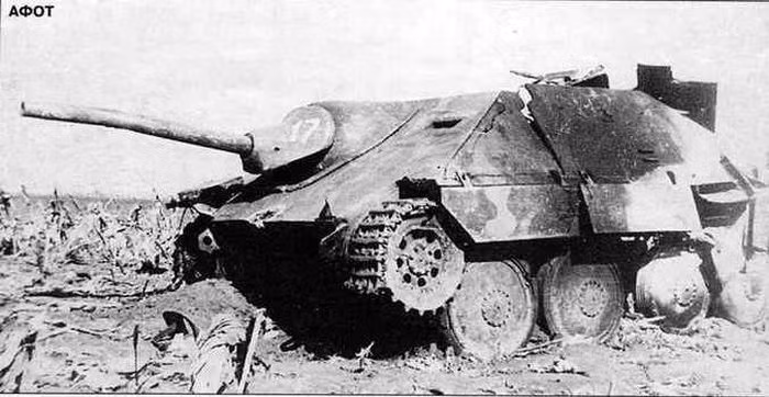 Pháo chống tăng tự hành Hetzer bị bắn vỡ hông, đuôi.