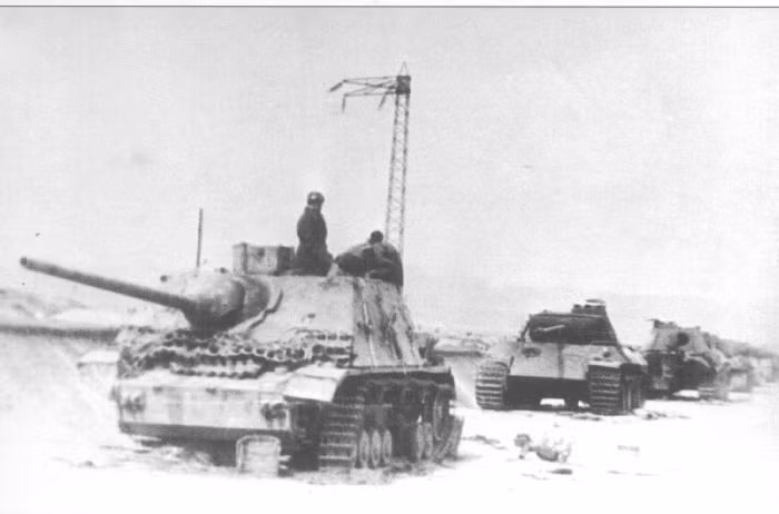 Các binh sĩ đồng minh đang kiểm tra một chiếc Jagdpanzer IV.