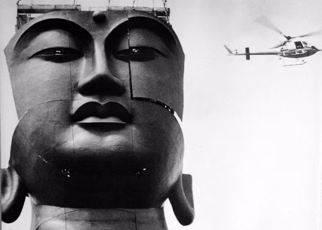 Toàn thể bức tượng được ghép từ hơn 6.000 phiến đồng có độ bền cao. Các tấm đồng đều được đúc rất tinh xảo, thể hiện trình độ đỉnh cao của người Nhật trong lĩnh vực đúc đồng.