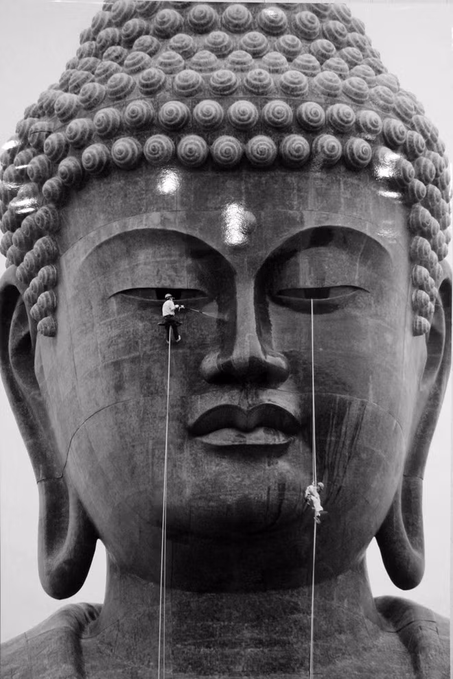 Chiều cao của đầu tượng là 20 m, chiều dài của miệng: 4 m, chiều dài của mũi 1,2 m, chiều dài của tai 10 m.