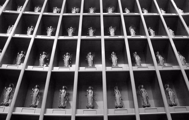 Trong lòng đại tượng Phật được chia làm 5 tầng với các tên gọi: tầng 1 (Thế giới ánh sáng), tầng 2 (Thế giới đền ơn báo đức), Tầng 3 (Thế giới đài hoa sen), tầng 4 và 5 (Không gian núi Linh Ưng). Thế giới ánh sáng mờ ảo của tầng một với nhiều sắc màu và âm thanh du dương sẽ dẫn dắt bước chân du khách vào cõi Phật. Ấn tượng nhất là khu vực tầng 3, nơi có bàn thờ chính và 3.400 bức tượng Phật lớn nhỏ, cao từ 30 cm đến 1 m.