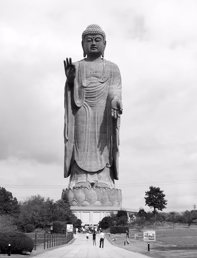 Hiện, đại tượng Phật Ushiku Daibutsu này là điểm du lịch tâm linh hấp dẫn của thành phố Ushiku tỉnh Ibaraki, Nhật Bản. Vé vào cửa khu du lịch này khoảng 170.000 đồng (800 yên Nhật) cho người lớn và 80.000 đồng (400 yên Nhật) cho trẻ con. Thời gian tham quan từ 9h30 đến 16h30 mỗi ngày.