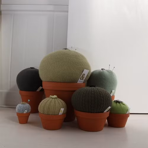 Tuyệt đối không đặt chậu xương rồng ngay cửa ra vào. Những chiếc gai nhọn của xương rồng sẽ đẩy hết nguồn năng lượng tốt ra khỏi nhà. Ảnh: Made.