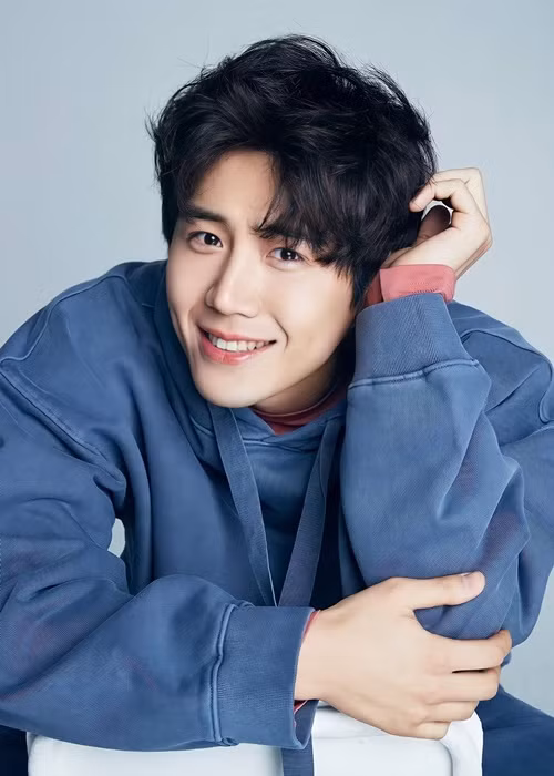 Vì bê bối tình ái, Kim Seon Ho đang lao đao. Các thương hiệu lần lượt xóa hoặc ẩn bài đăng có sự xuất hiện của Kim Seon Ho. Nam diễn viên có thể sẽ phải đối mặt với khoản tiền đền bù lớn, khó nhận được lời mời đóng phim. Ảnh: Zing