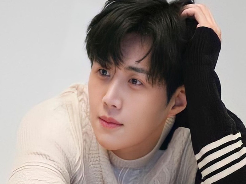 Sự thân thiện mà Kim Seon Ho xây dựng nhiều năm sụp đổ khi bị bạn gái tố nam diễn viên nói xấu đồng nghiệp. Ảnh: Elle