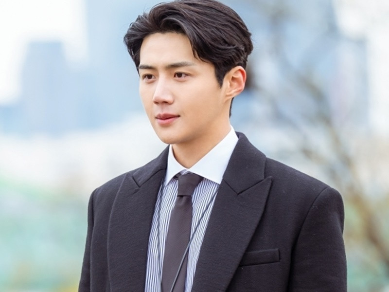 Vai diễn giúp Kim Seon Ho vụt sáng là Han Ji Pyeong - mối tình đầu của nữ chính Seo Dal Mi (Suzy) trong phim “Startup” năm 2020. Nhờ vẻ ngoài điển trai, diễn xuất tự nhiên, Kim Seon Ho khiến fan đổ dần dần. Sau khi phim kết thúc, anh thậm chí hot hơn cả nam chính Nam Joo Hyuk và Suzy. Ảnh: TVN