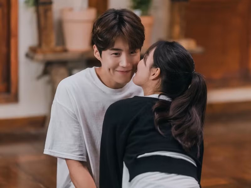 Vừa qua, Kim Seon Ho đóng chính phim “Hometown Cha Cha Cha”. Trong dự án này, anh vào vai tổ trưởng Hong "bao đồng", lém lỉnh, nhiệt huyết. Ảnh: TVN