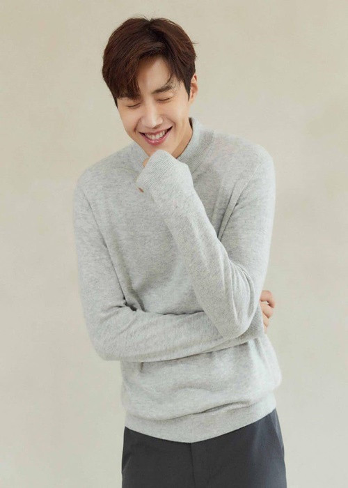 Sau 2 ngày giữ im lặng, Kim Seon Ho viết tâm thư thừa nhận ép bạn gái phá thai. Nam diễn viên cho biết, anh đã làm tổn thương bạn gái vì sự bất cẩn và hành động thiếu cân nhắc của mình nên mong được trực tiếp xin lỗi cô. Ảnh: Fanpage