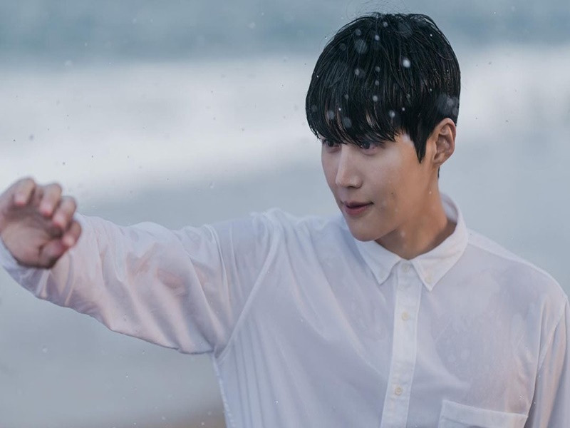 Đóng cặp cùng Shin Min Ah, Kim Seon Ho càng gây chú ý. Ảnh: TVN