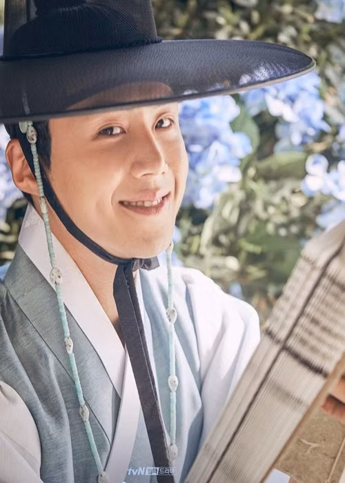 Kim Seon Ho sinh năm 1986, bắt đầu hoạt động nghệ thuật vào năm 2009 với vai trò diễn viên kịch. Anh nổi tiếng muộn hơn so với đồng nghiệp cùng tuổi. Ảnh: TVN