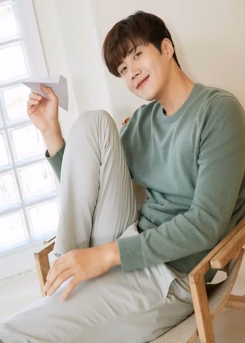 Ngoài tố ép phá thai, bạn gái của Kim Seon Ho còn tố nam diễn viên giả tạo, không giống hình ảnh trên TV khi ném thư của fan, thường xuyên nói xấu những người mình làm việc cùng. Về lời tố này, Kim Seon Ho không đả động đến. Ảnh: Fanpage