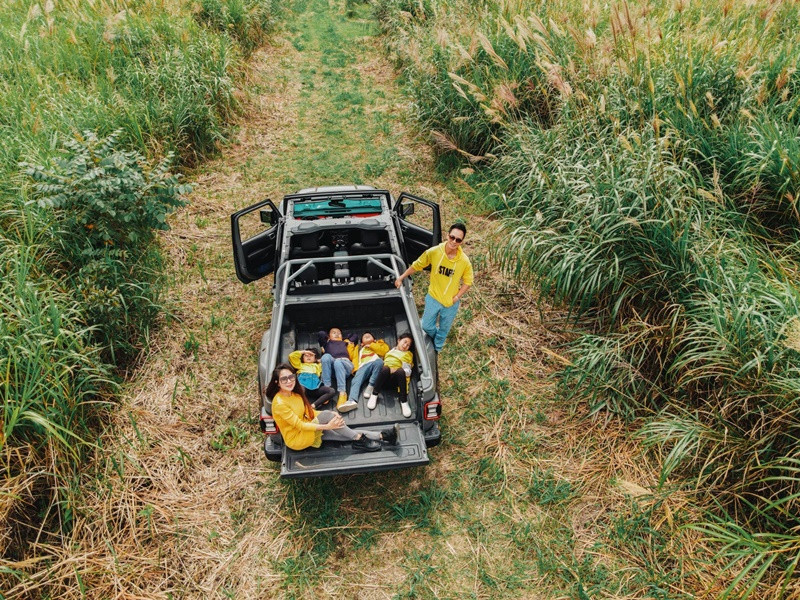 Trên trang cá nhân, nam đạo diễn và vợ thường xuyên cập nhật hình ảnh, clip ghi lại cuộc sống gia đình ở Đà Lạt.