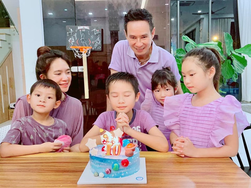 Sinh nhật quý tử đầu lòng của đạo diễn Lý Hải chỉ có chiếc bánh kem.