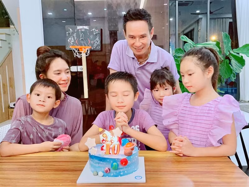 Sinh nhật quý tử đầu lòng của đạo diễn Lý Hải chỉ có chiếc bánh kem.