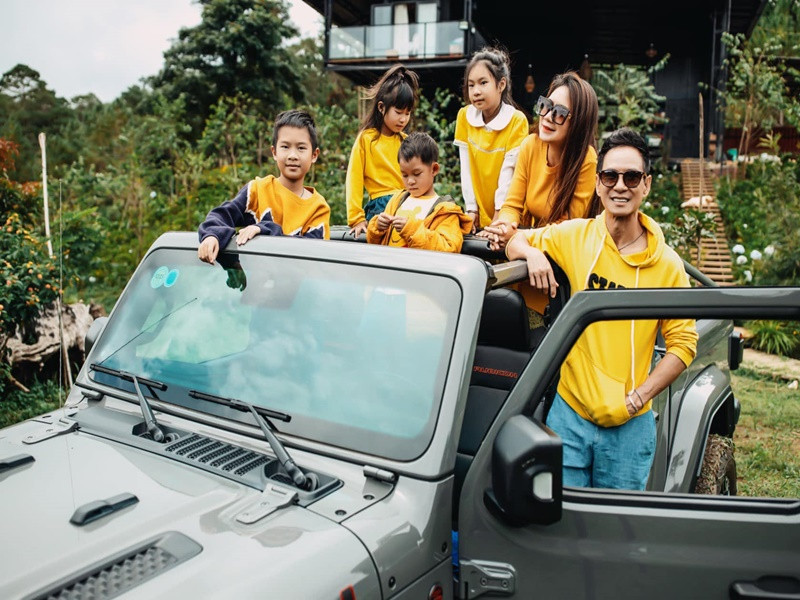 Vài tháng qua, vợ chồng Lý Hải đưa 4 con về trang trại gia đình tại Đà Lạt để tránh dịch cũng như cho các con được sống gần thiên nhiên.