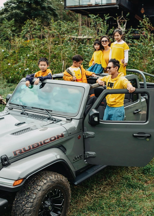 Lý Hải - Minh Hà còn tung bộ ảnh gia đình mặc đồ ton sur ton vàng khi ở trang trại tại Đà Lạt.